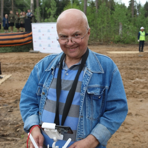 Видеооператор Александр Козырев на акции «Лес Победы» вблизи деревни Гореносово